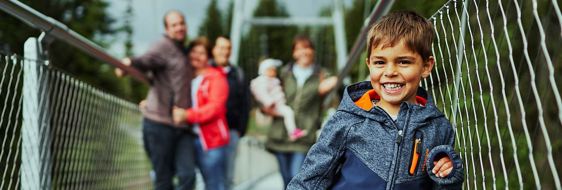 Kind mit Familie auf der BLACKFORESTLINE Hängebrücke in Todtnau