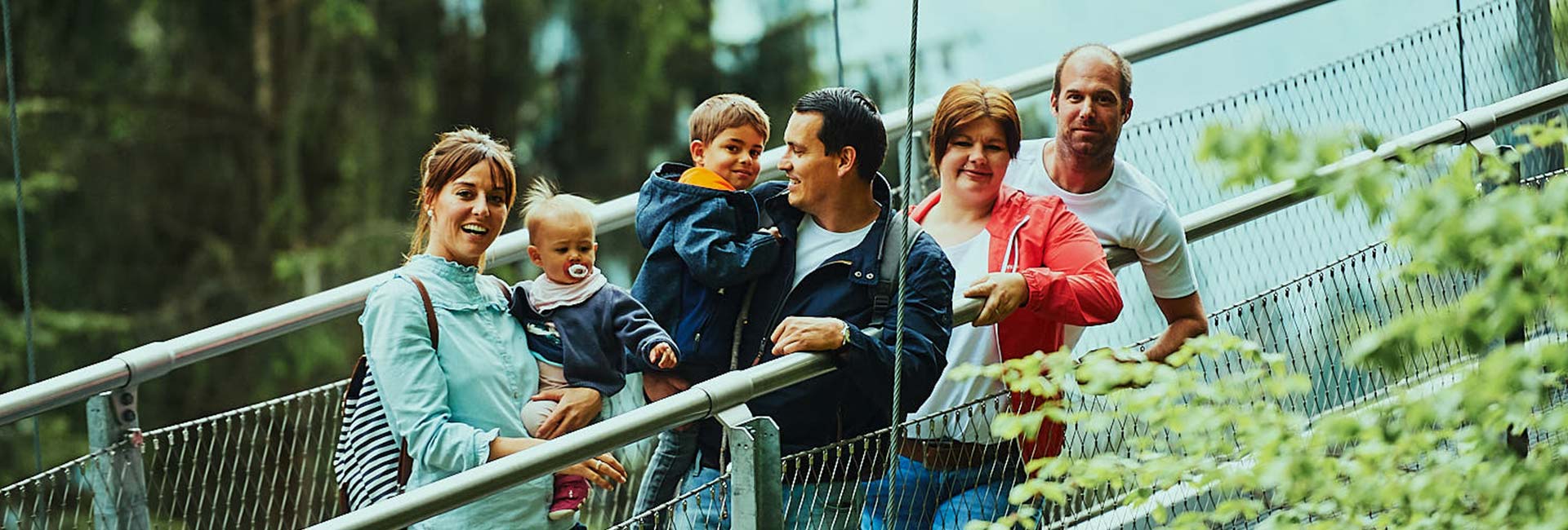 Familie mit Kindern auf der BLACKFORESTLINE-Hängebrücke im Sommer in Todtnau