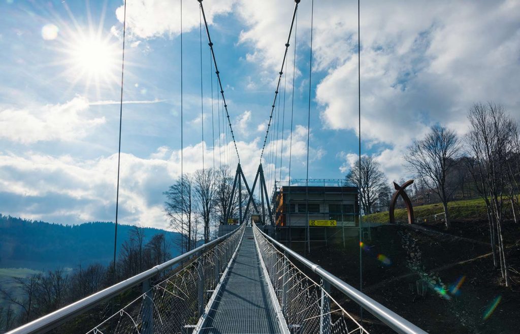 Aufnahme der BLACKFORESTLINE Hängebrücke mit Blick auf das Besucherzentrum