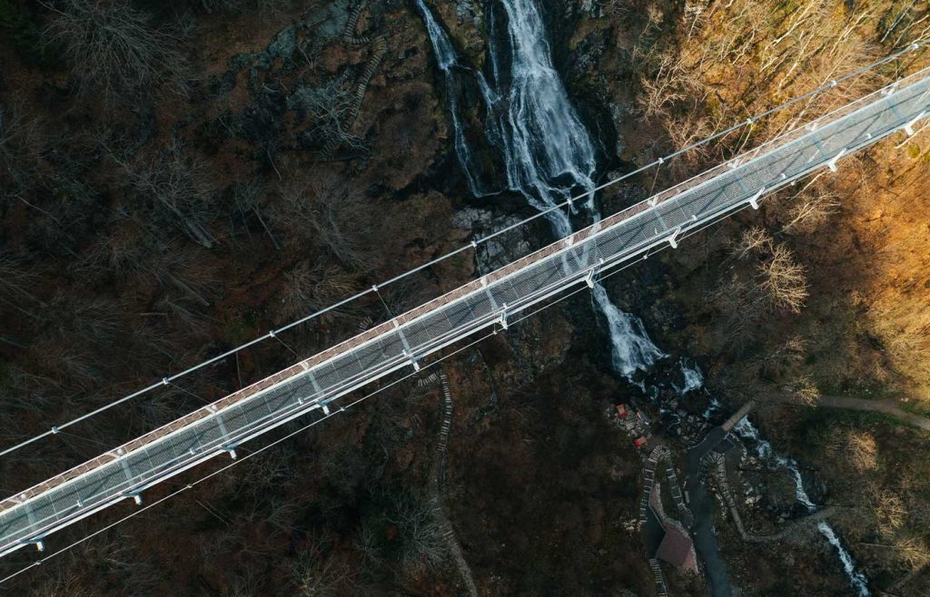 Aufnahme der BLACKFORESTLINE Hängebrücke mit dem Wasserfall von Todtnau