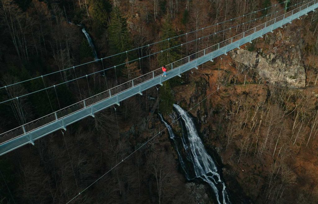 Aufnahme der BLACKFORESTLINE Hängebrücke mit Blick auf den Wasserfall in Todtnau