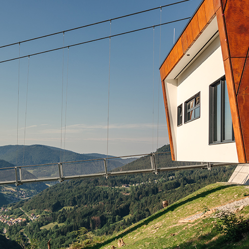 Bild eines Hauses mit Brücke